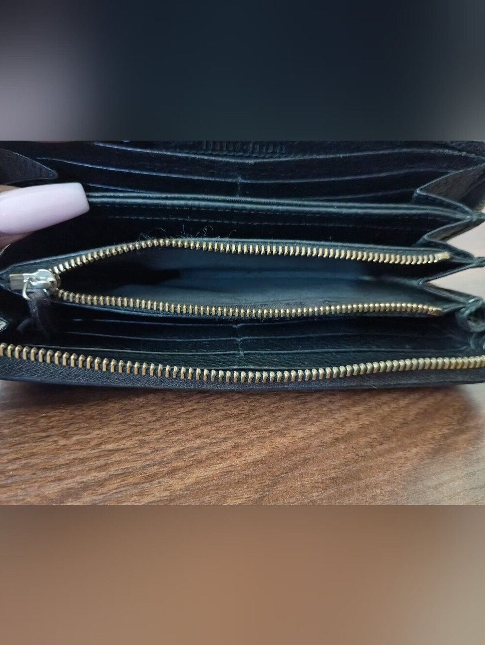 Gucci Soho Black Pebbled Leather Zip Around Wallet Tassel (As-Is) - Picture 7 of 13